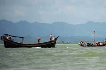 তিনটি ট্রলারসহ ৩৪ ভারতীয় জেলে আটক